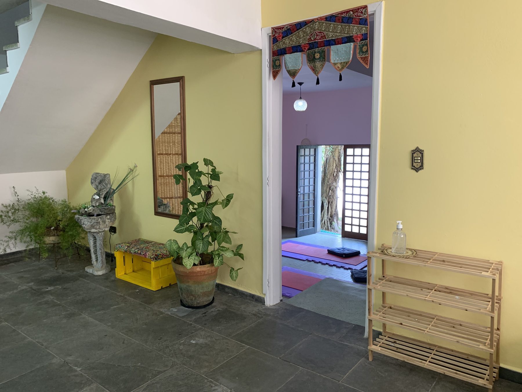 Escada e plantas no interior da Casa Sananda