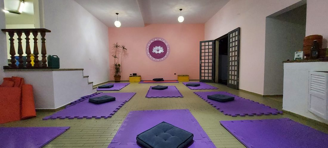 Sala de prática da Casa Sananda com tapetes e almofadas dispostos