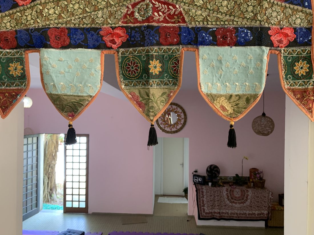 Sala de atendimento com tapeçaria indiana