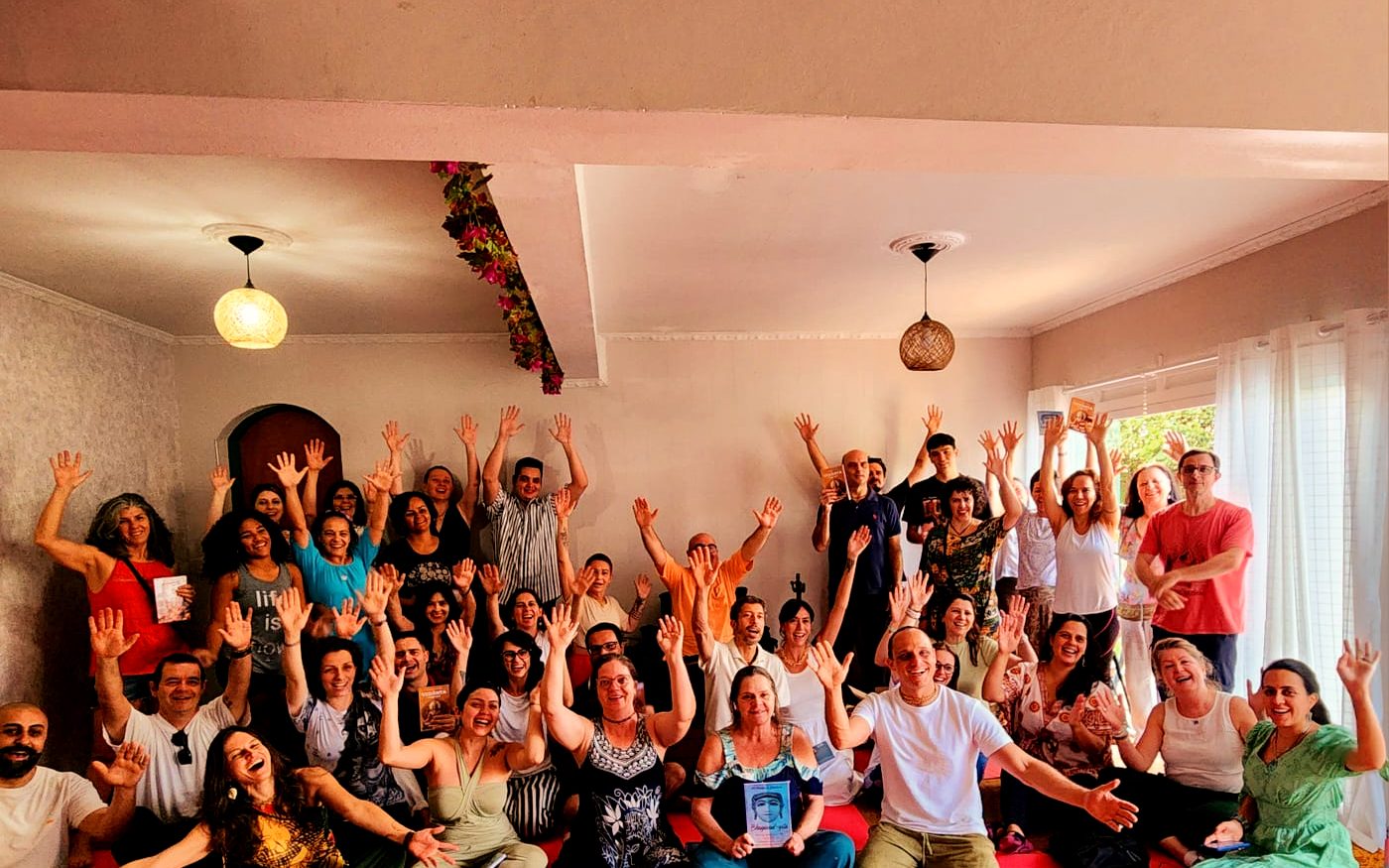 Turma da Casa Sananda reunida ao fim de uma vivência